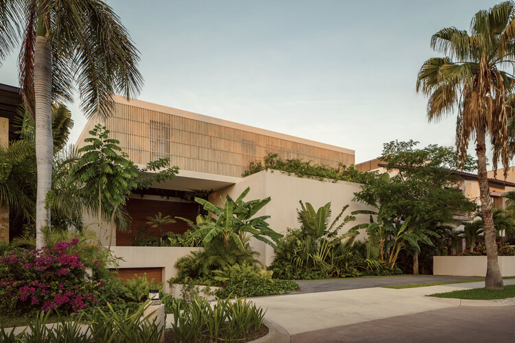 PUKKUN Residence: Tổ ấm Nhiệt đới Ngoại ô Hài hòa của REIMS 502